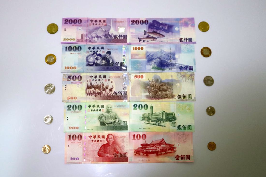 The New Taiwan Dollar 新臺幣 - Foreigners in Taiwan - 外國人在臺灣